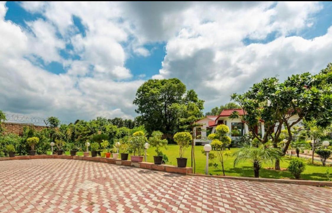 Stone Bridge Villa Gurgaon Exteriör bild